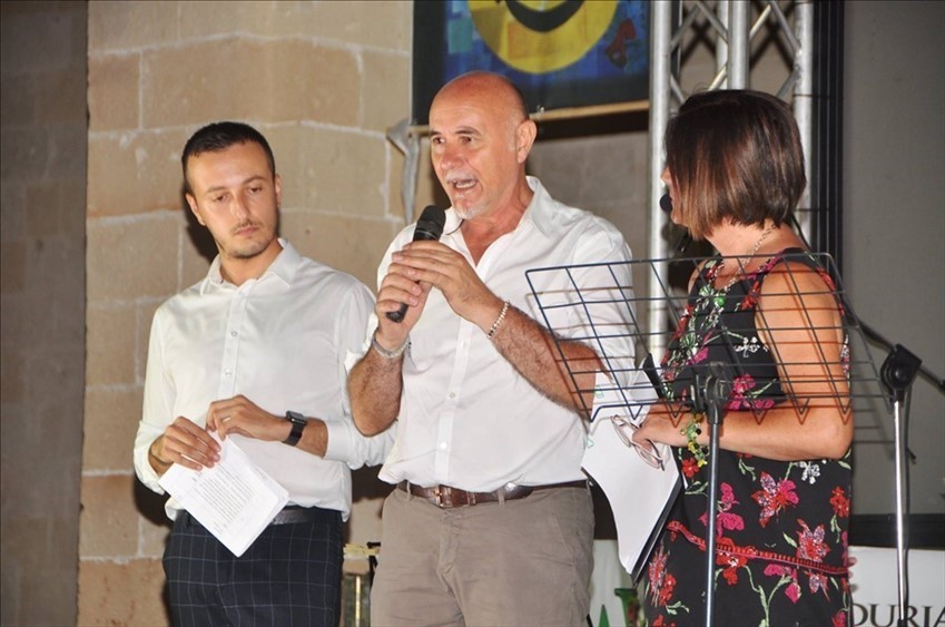 Il direttore Nazareno Dinoi tra i due presentatori Antonio Erario e Maria Rosaria Coppola