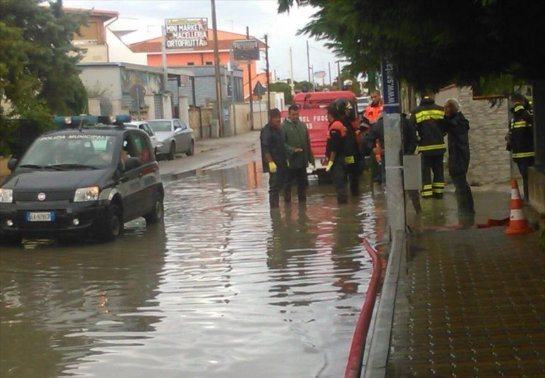 Strade allagate, pompieri e Protezione civile a lavoro