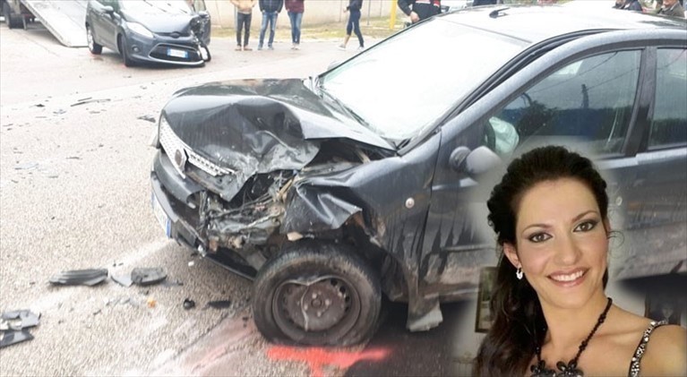 Annamaria Maiorano con le auto distrutte
