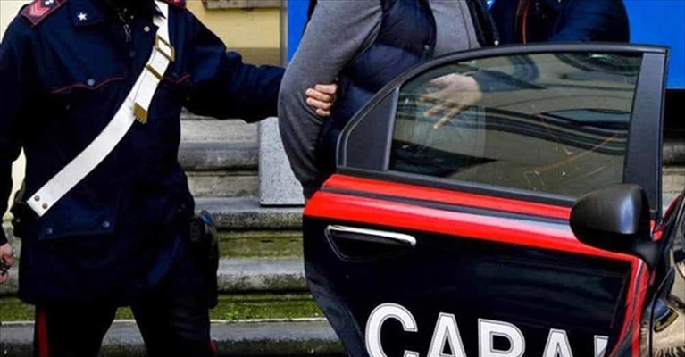 Ferisce a colpi d'ascia il coinquilino, arrestato 27enne 