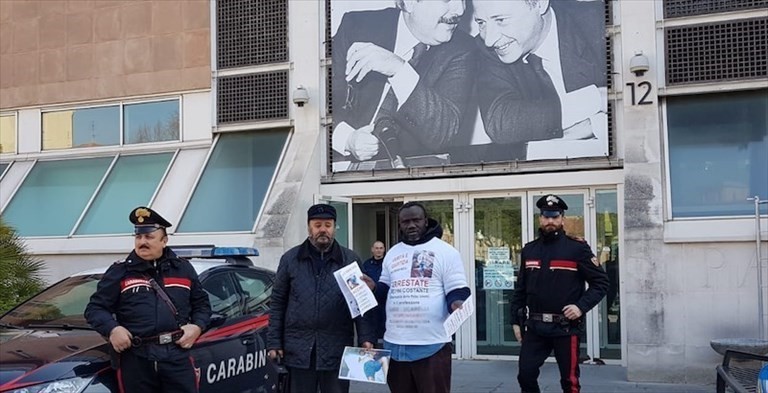 Miccoli davanti al tribunale di Pesaro Miccoli davanti al tribunale di Pesaro