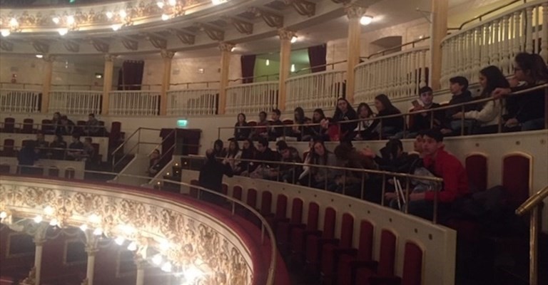 Gli studenti a teatro Gli studenti a teatro