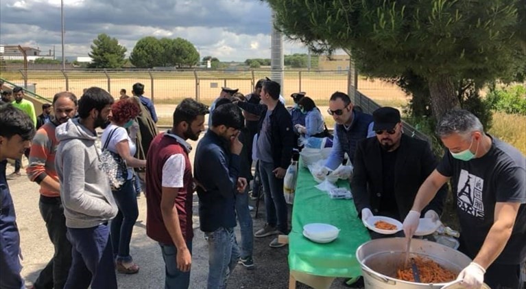 La distribuzione dei pasti ai migranti