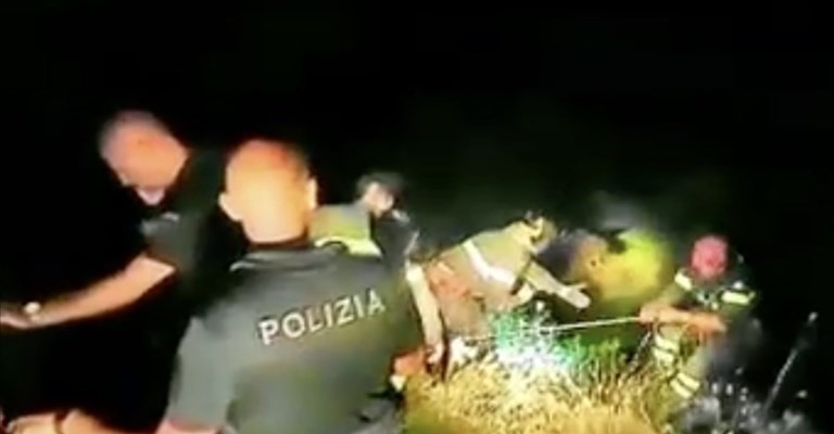 Ragazzo precipita in una gravina. Il video del salvataggio