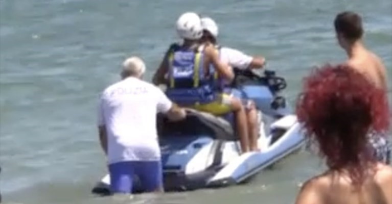 Il figlio di Salvini sulla moto d'acqua della polizia, l'imbarazzo degli agenti GUARDA IL VIDEO