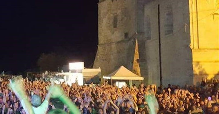 Folla a San Pietro in Bevagna