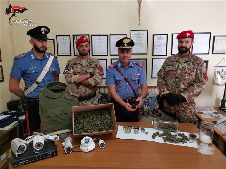 La droga e altro materiale sequestrato La droga e altro materiale sequestrato