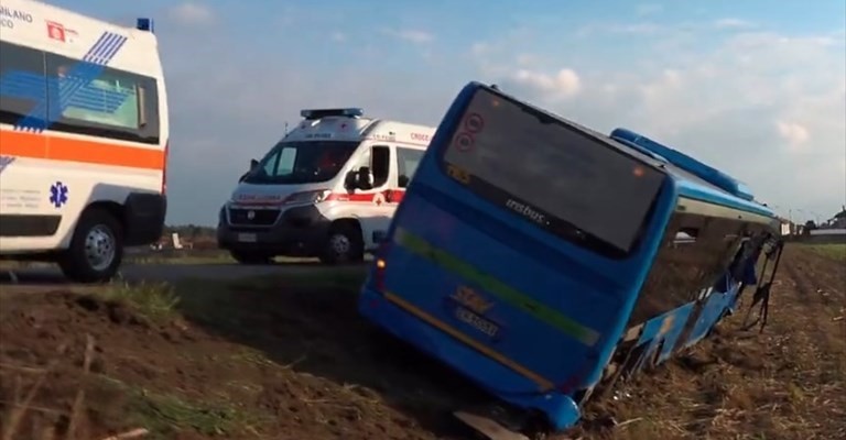 Il pullman fuori strada