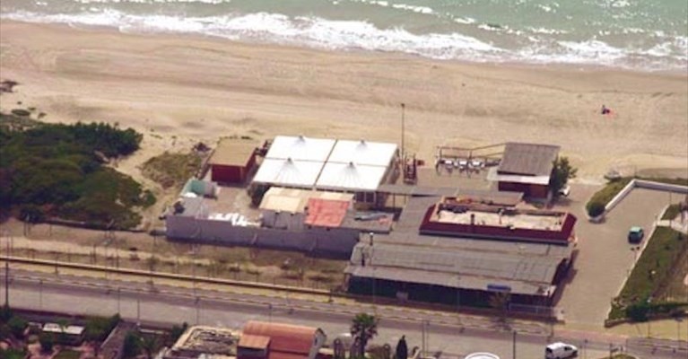 Lo stabilimento balneare confiscato Lo stabilimento balneare confiscato