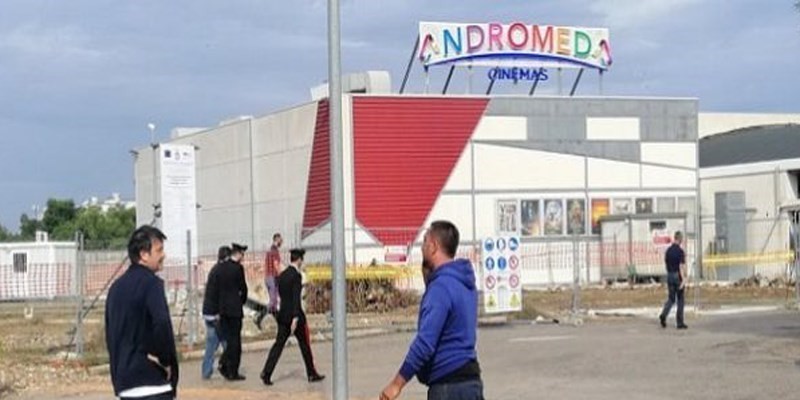 Bomba davanti al cinema Andromeda (Foto BrindisiOggi)