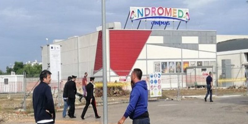 Bomba davanti al cinema Andromeda (Foto BrindisiOggi) Bomba davanti al cinema Andromeda (Foto BrindisiOggi)