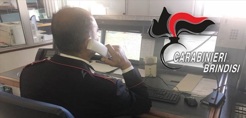 Carabiniere al telefono Carabiniere al telefono