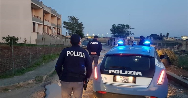 Il blitz della polizia alle case occupate Il blitz della polizia alle case occupate