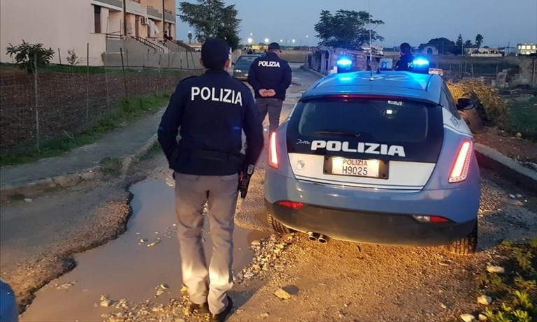 Il blitz della polizia alle case occupate Il blitz della polizia alle case occupate
