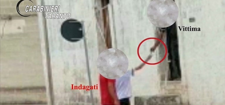 Bulli estorcono denaro alla vittima Bulli estorcono denaro alla vittima