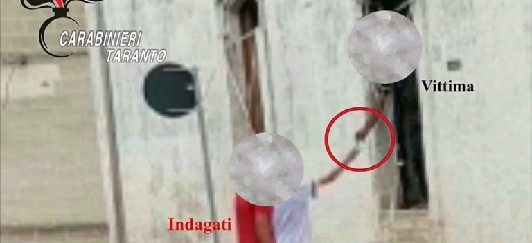 Bulli estorcono denaro alla vittima Bulli estorcono denaro alla vittima