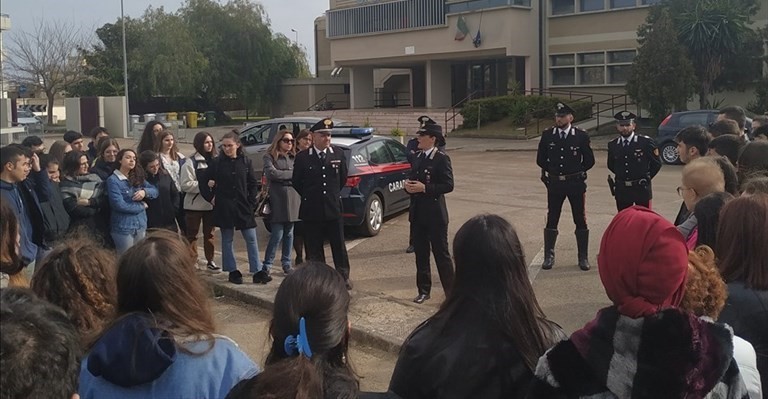 I carabinieri incontrano gli studenti