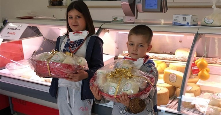 Benedetta e Giulio con il cesto solidale Benedetta e Giulio con il cesto solidale