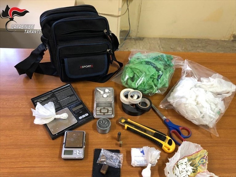 La droga e il materiali sequestrati La droga e il materiali sequestrati
