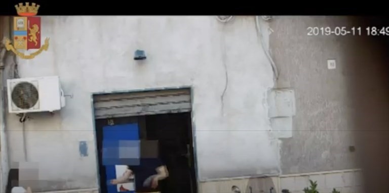 Lo spaccio ripreso dalle telecamere Lo spaccio ripreso dalle telecamere