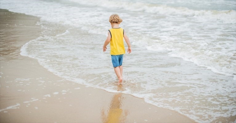 Bambino in spiaggia Bambino in spiaggia