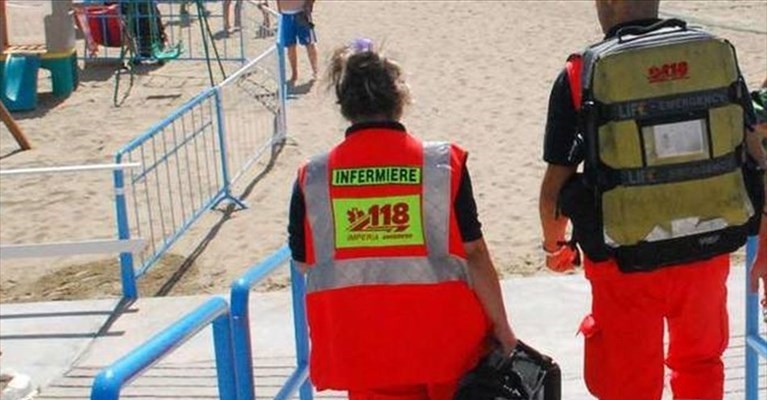 Intervento del 118 sulla spiaggia Intervento del 118 sulla spiaggia