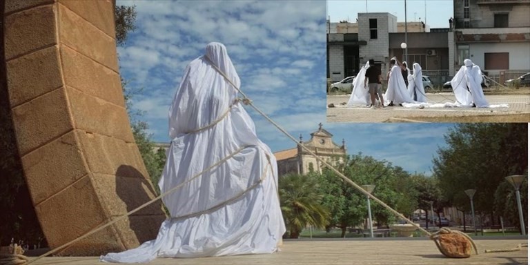 La statua imbavagliata La statua imbavagliata