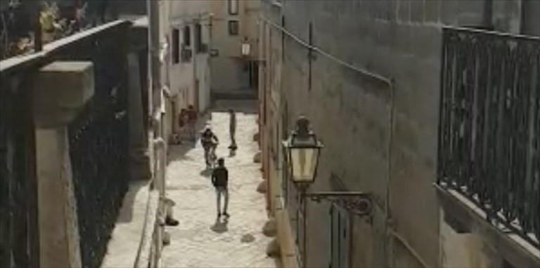 La scena dei bulli che picchiano un ragazzino La scena dei bulli che picchiano un ragazzino