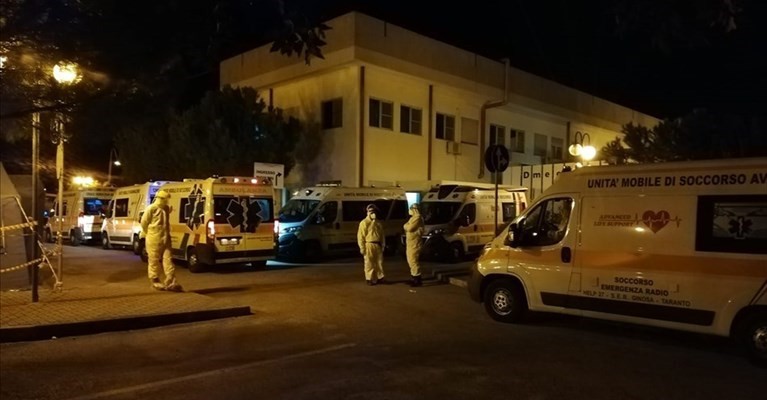 Ospedale Moscati, ambulanze in attesa Ospedale Moscati, ambulanze in attesa