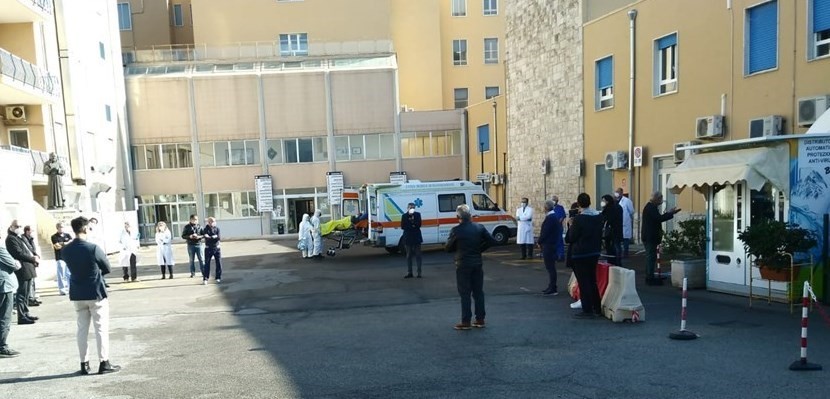 La riunione nel piazzale dell La riunione nel piazzale dell