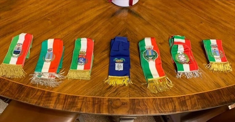 Alcune fasce consegnate sul tavolo della Prefettura