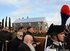 Polemica sulla bara d&#039;oro di Padre Pio traslato nella sua chiesa