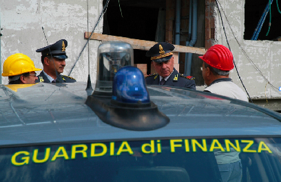 Ore 7, scatta il blitz della Finanza
