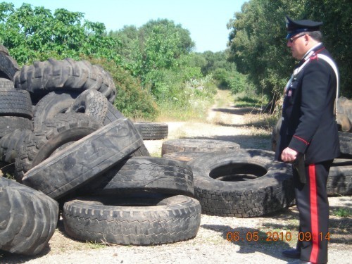 Sava, i carabinieri sequestrano discarica di pneumatici nelle campagne