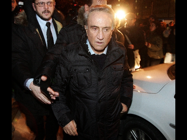 Emilio Fede preso a cazzotti da un settantenne