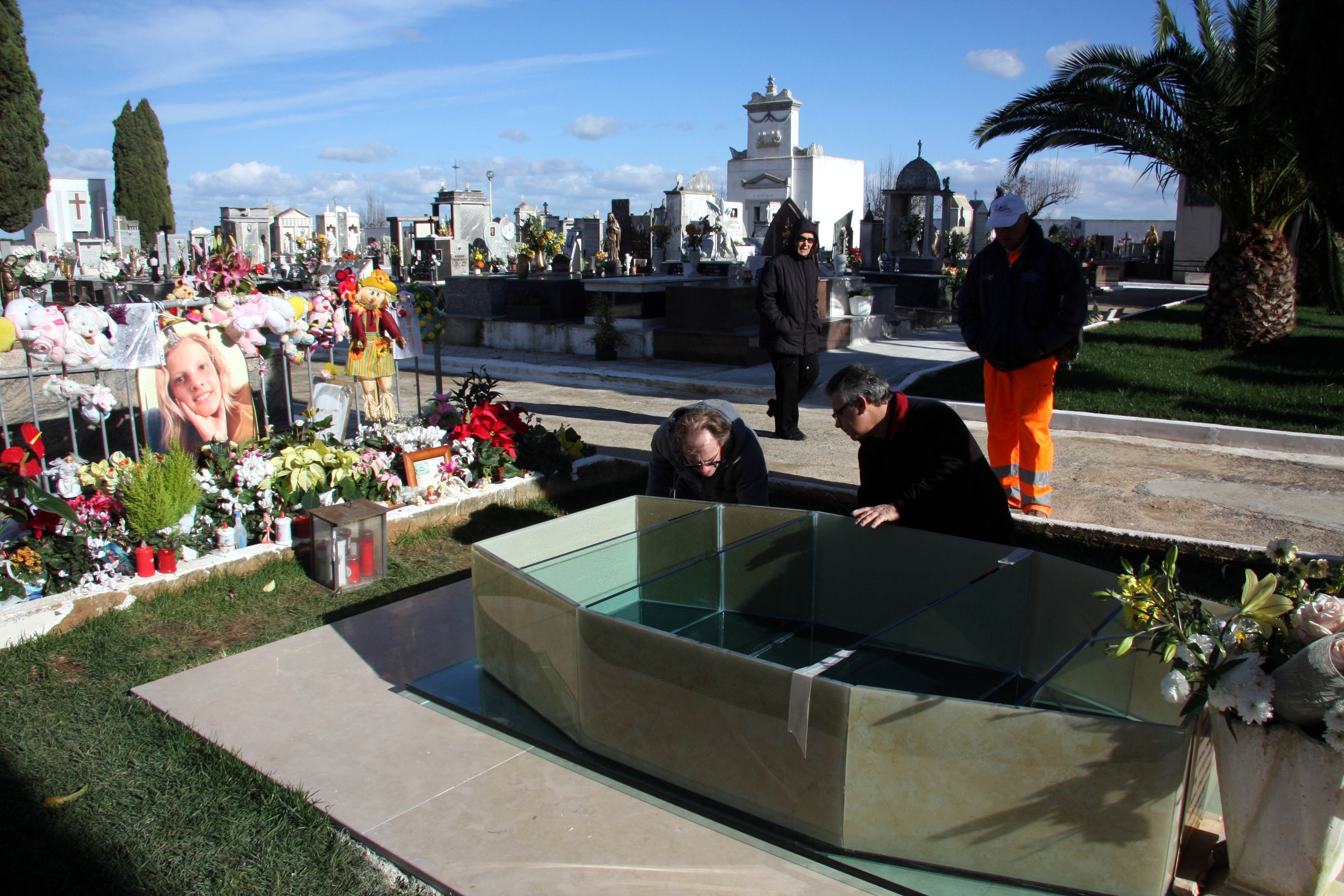 Tomba monumentale per Sarah mentre la procura non si ferma