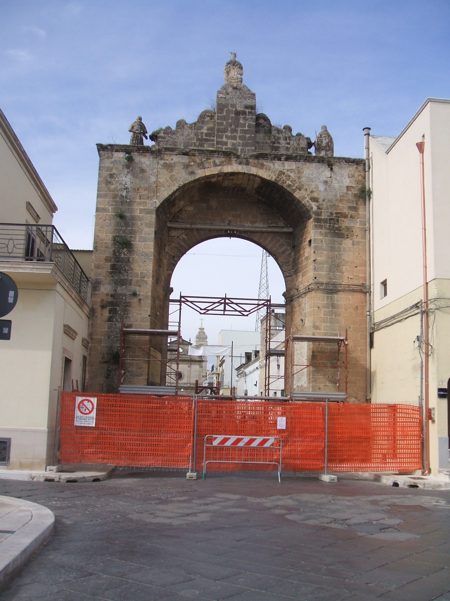 Via l�impalcatura e si libera il centro