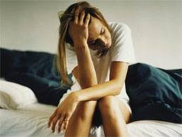 Entra di notte in casa per leccare i piedi alla vicina