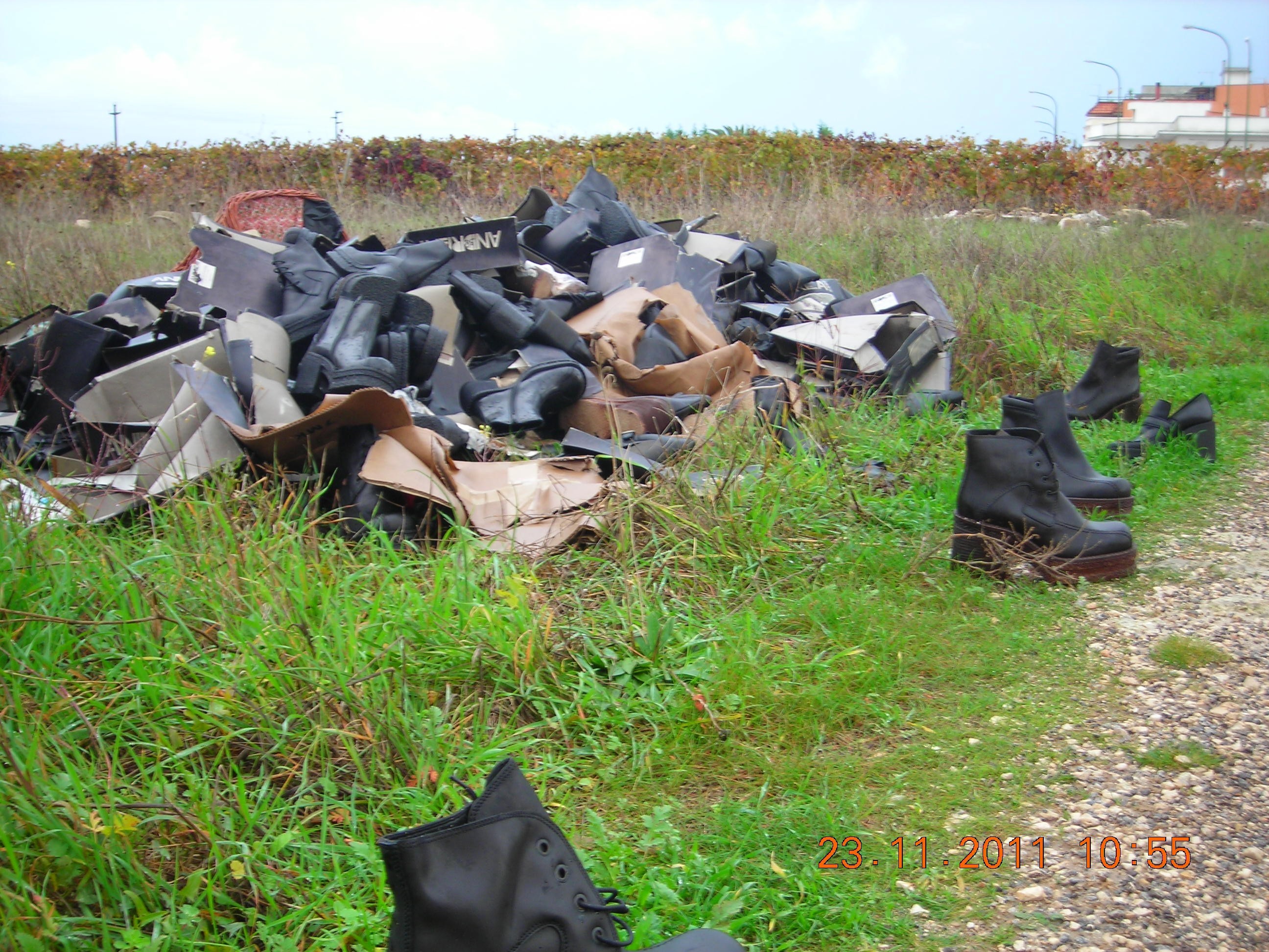 Cimitero di scarpe nelle campagne di Sava