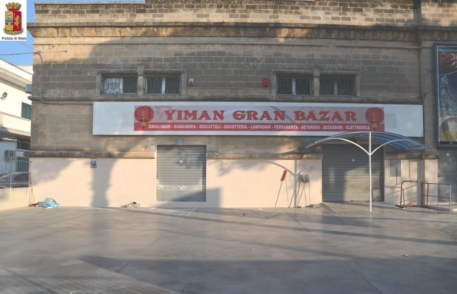 Sesto gran bazar cinese a Manduria, la polizia sequestra la merce