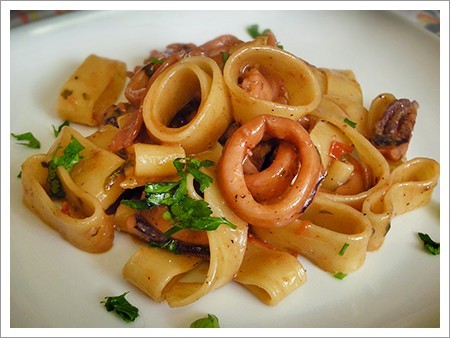 Calamarata con gamberi, calamari e pomodorini