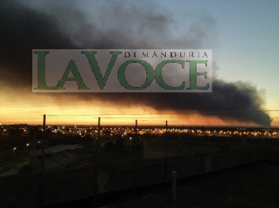 Incendio zona industriale di Francavilla, la nube oscura il cielo di Manduria