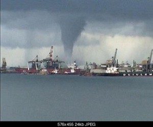 Tempesta si abbatte su Taranto, danni alla zona industriale. Molti feriti, un disperso | IL VIDEO