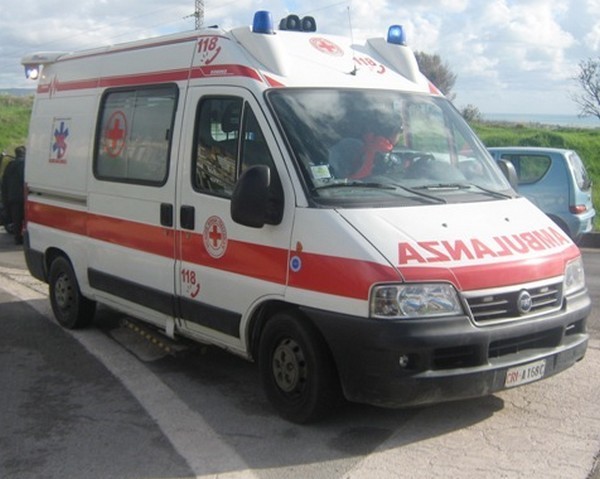 Incidente con la moto, muore ventenne ferita la fidanzata