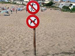 In spiaggia vietati cani, �vu cumpr�, mangiare, giocare...