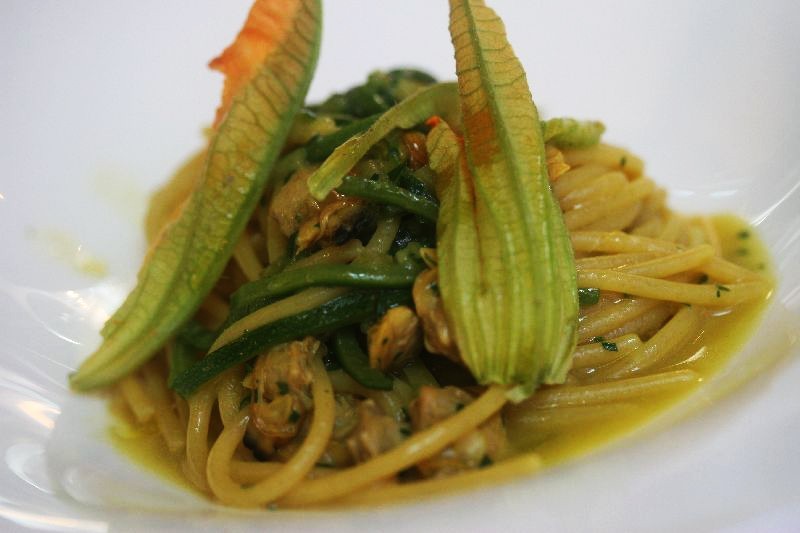 Spaghetti con fiori di zucca, alici e burrata
