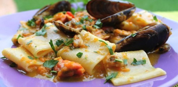 Paccheri con melanzane, cozze, vongole e pecorino