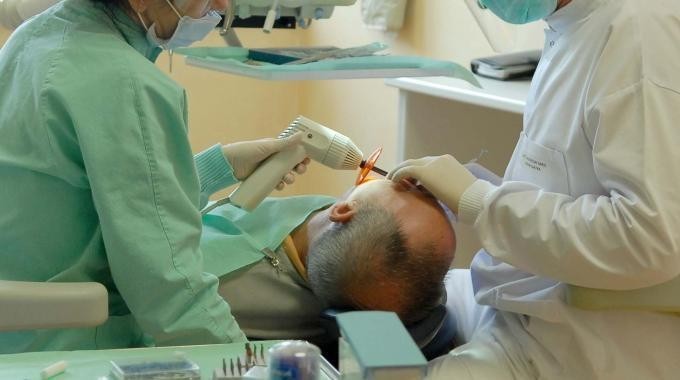 Denti, come farsi la protesi in una seduta