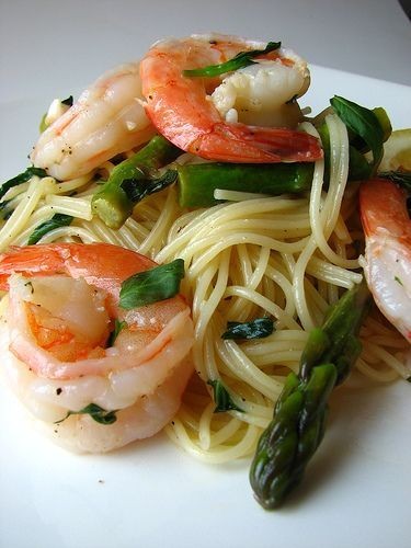 Spaghetti con asparagi, gamberetti e zafferano