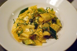 Pappardelle con zucchine e capperi - Sfogliatine di crema e fragole